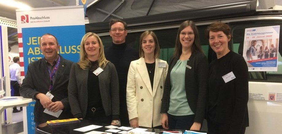 Der Messestand der Bildungscoaches Mittelhessen auf der Chance in Gießen (v.l.n.r.): Matthias Steckenreuter (VB), Katharina Barth (VB), Alf Kindinger (Weiterbildung Hessen e.V.), Larissa Albohn (GI), Romana Hemmers (MR), Aline Heckmann (WZ).