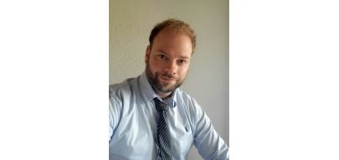 Lars Alles ist Weiterbildungsassistent im Vogelsbergkreis
und absolviert seit einem halben Jahr seine Weiterbildung
zum Facharzt für Allgemeinmedizin im Kreiskrankenhaus in Alsfeld. Lars Alles ist Weiterbildungsassistent im Vogelsbergkreis und absolviert seit einem halben Jahr seine Weiterbildung zum Facharzt für Allgemeinmedizin im Kreiskrankenhaus in Alsfeld.