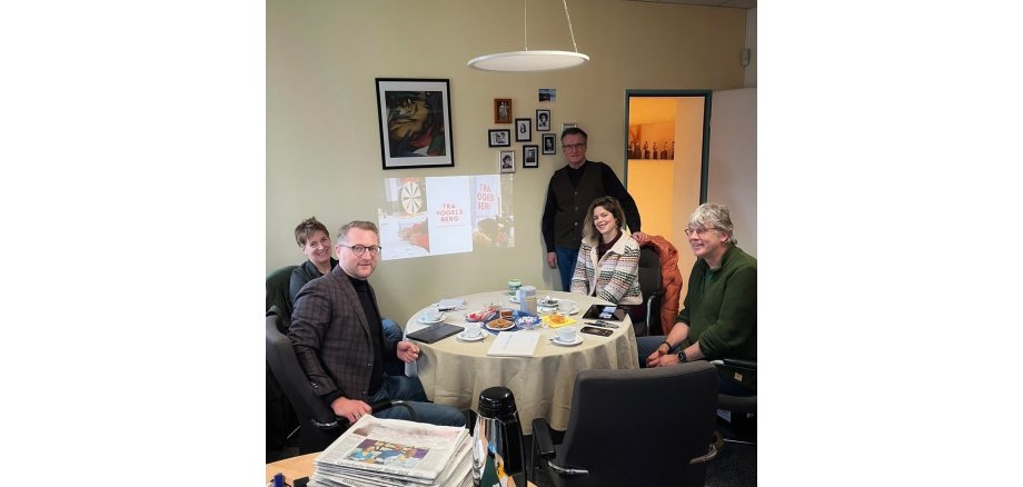 Erster Kreisbeigeordneter und Kulturdezernent Dr. Jens Mischak (links) im Gespräch mit Barbara Brod, Lilian Lamadieu und Klaus Scheuer (von links) vom „TraVogelsberg“-Projektteam, sowie Andreas Sommer, Bürgermeister von Mücke (stehend). 