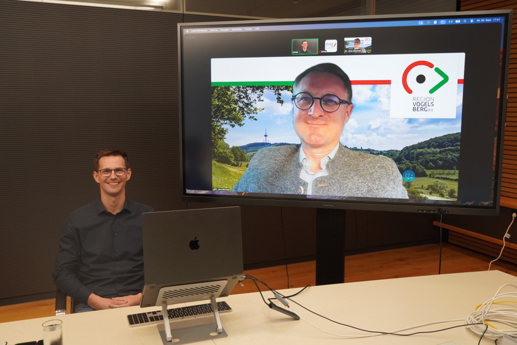 Dr. Jens Mischak (Vorstandsvorsitzender des Region Vogelsberg e. V.) und Florian Appelt (Projektmanager Kommunale Wärmeplanung der OVAG) während des Online-Webinars.