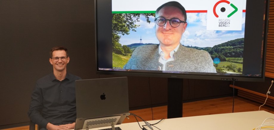 Dr. Jens Mischak (Vorstandsvorsitzender des Region Vogelsberg e. V.) und Florian Appelt (Projektmanager Kommunale Wärmeplanung der OVAG) während des Online-Webinars.