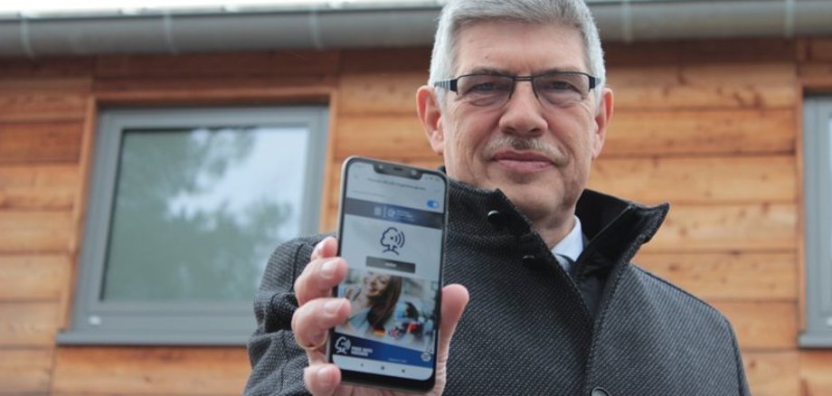 Im Landenhäuser Kreisjugendheim machte sich Landrat Manfred Görig selbst ein Bild der Hessen-WLAN-Versorgung. 