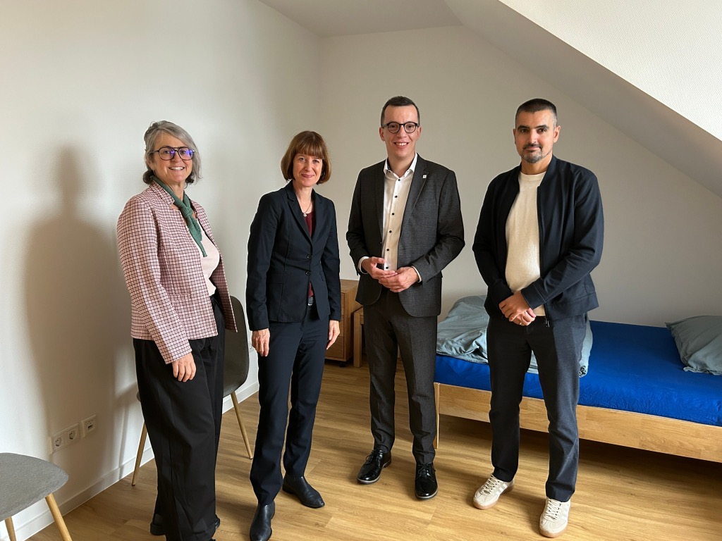 Simone Häcker, die Leiterin des Frauenhauses, führt Sozialministerin Heike Hofmann, den Ersten Kreisbeigeordneten Patrick Krug und den Leiter des Amtes für Soziales und Ausländerrecht, Rene Lippert (von links), durch das Haus und zeigt ihnen unter anderem dieses noch nicht bezogene Appartement.