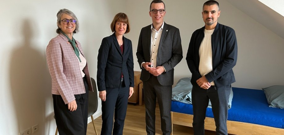 Simone Häcker, die Leiterin des Frauenhauses, führt Sozialministerin Heike Hofmann, den Ersten Kreisbeigeordneten Patrick Krug und den Leiter des Amtes für Soziales und Ausländerrecht, Rene Lippert (von links), durch das Haus und zeigt ihnen unter anderem dieses noch nicht bezogene Appartement.