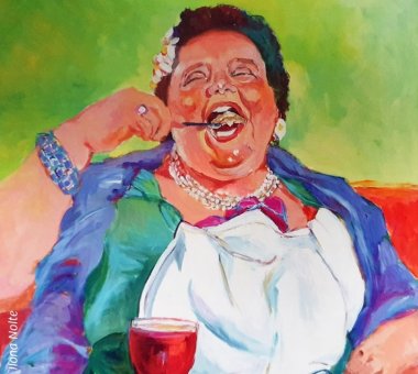 Ein Gemälde mit einer älteren Dame, die genüsslich Kuchen isst und ein Glas Wein trinkt. 