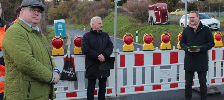 Erster Kreisbeigeordneter Dr. Jens Mischak (rechts) würdigt im Beisein von Alsfelds Bürgermeister Paule (links) noch einmal die sehr gute Zusammenarbeit mit Günter Herles.