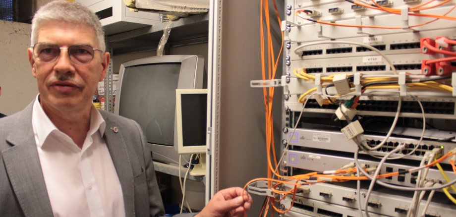 Der „Zubringer“ zur Datenautobahn: Das Lauterbacher Alexander-von-Humboldt-Gymnasium ist mit einem FTTH-Glasfaseranschluss ausgestattet, den bekommen in den nächsten Wochen und Monaten auch alle anderen Schulen im Kreis, kündigte Landrat Manfred Görig an. 