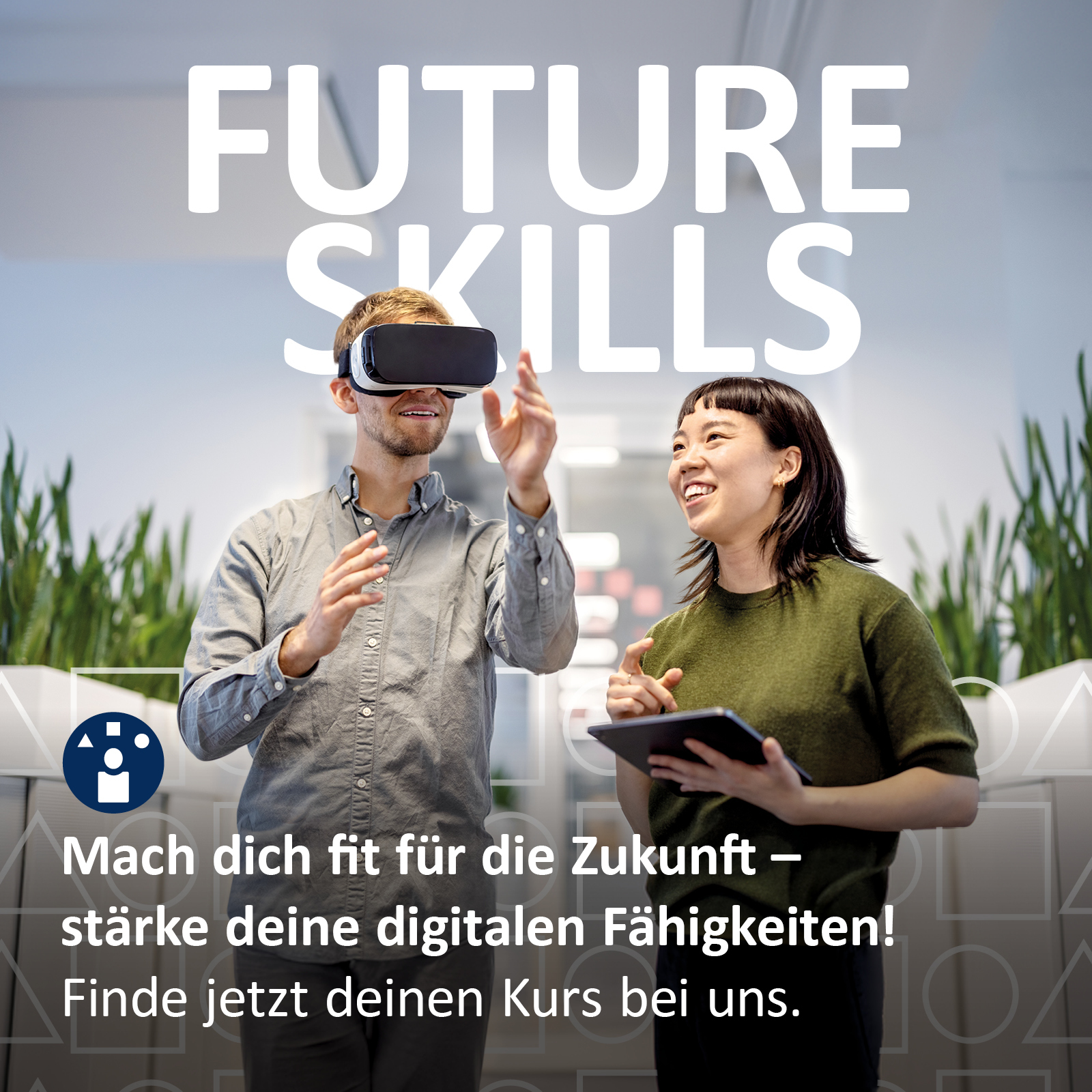 Ein Mann mit einer VR-Brille auf dem Kopf spricht mit einer Frau, die ein Tablet in der Hand hält.