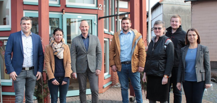 Gruppenbild vor dem Tagungsort: Die neuen Mitglieder des Ausschusses mit dem Vorstand und der Geschäftsführung: Andreas Kornmann, Anke Büssemaker, Volker Lein, Marvin Scheld, Andrea Altvater, Felix Weinfurtner und Anja Püchner (von links). 