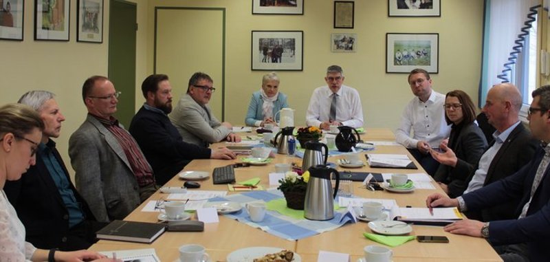 m Dialog: Stefanie Becker, Geschäftsführerin des Kreisbauernverbandes, Gregor Kraft, Dr. Robert Riße, Dr. Torsten Scheid, Bernd Sterz vom Veterinäramt, Amtsleiterin Dr. Maria Dolderer-Litmeyer, Landrat Manfred Görig, Erster Kreisbeigeordneter Dr. Jens Mischak, Anja Püchner, die Leiterin des Amtes für Wirtschaft und ländlichen Raum, Volker Lein, der Vorsitzende des Kreisbauernverbandes, und Kreislandwirt Andreas Kornmann (von links). 