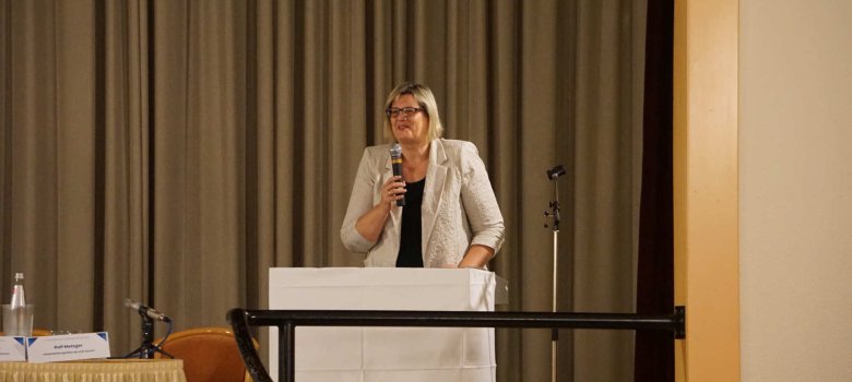 Dr. Sonja Optendrenk, Staatssekretärin im Hessischen Ministerium für Familie, Senioren, Sport, Gesundheit und Pflege, gibt einen kurzen Input zur hessischen Gesundheitspolitik. 