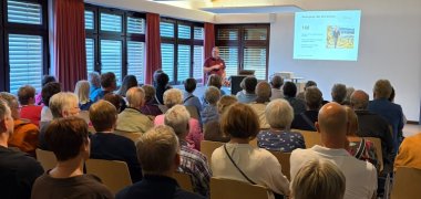 Blick auf Zuschauer, die einem Vortrag lauschen