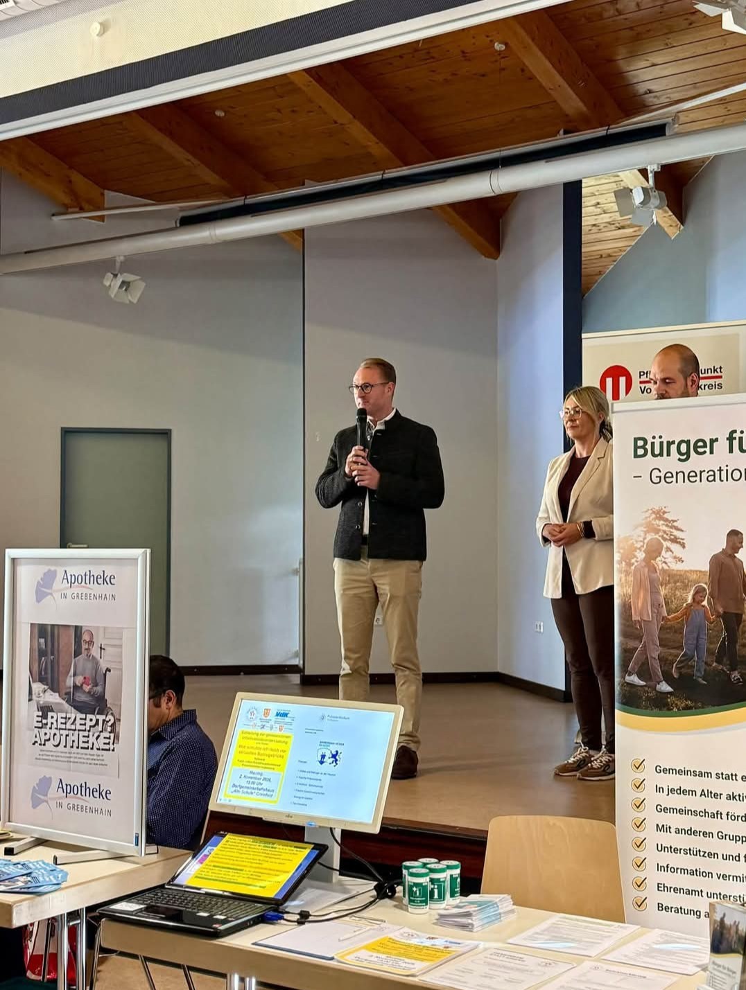 Landrat Dr. Jens Mischak – hier mit Marcelina Vorwerk vom Pflegestützpunkt und Bürgermeister Simon Seibert - eröffnete den Gesundheitstag in Grebenhain.