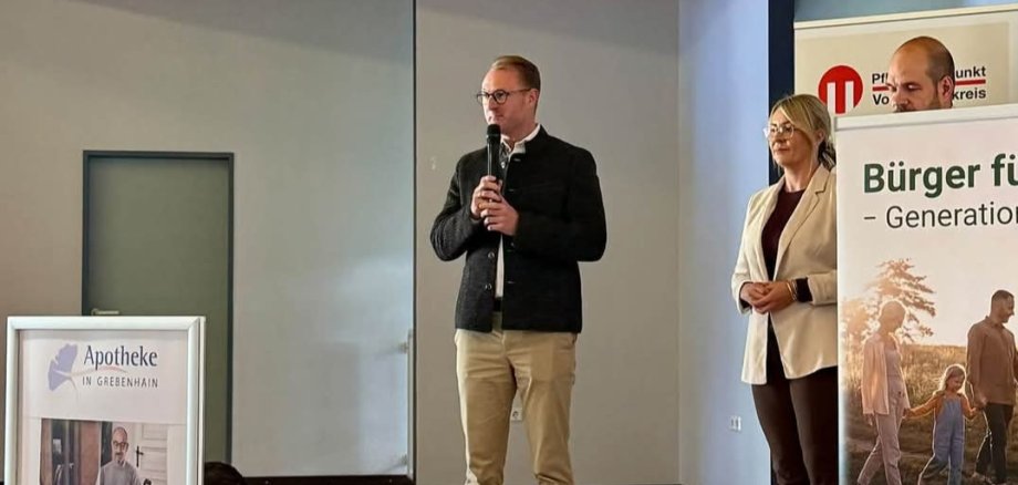 Landrat Dr. Jens Mischak – hier mit Marcelina Vorwerk vom Pflegestützpunkt und Bürgermeister Simon Seibert - eröffnete den Gesundheitstag in Grebenhain.