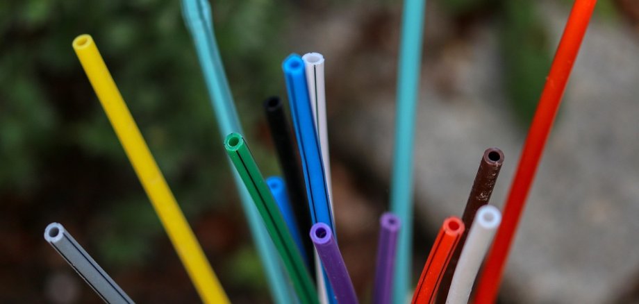 bunte Leerrohre für Glasfaserleitungen, die in verschiedene Richtungen ragen