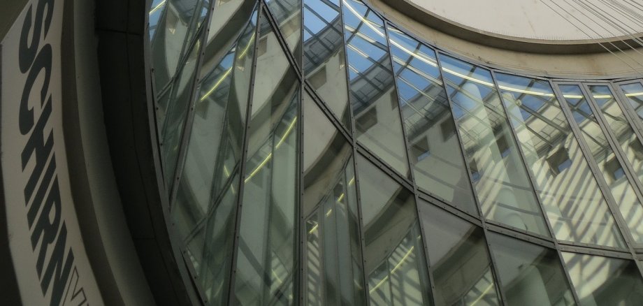 Glaskuppel der Frankfurter Kunsthalle Schirn, aufgenommen von unten. 