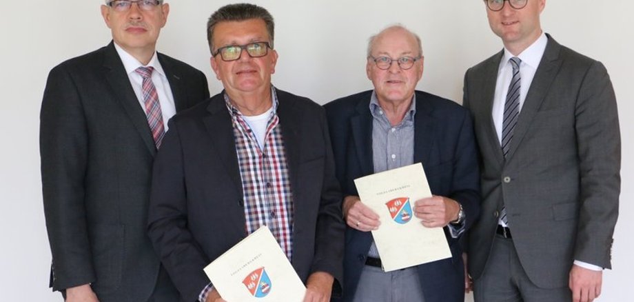 Landrat Manfred Görig und Erster Kreisbeigeordneter Dr. Jens Mischak verabschiedeten Horst Schmidt und Udo Harzer mit den besten Wünschen in den Ruhestand. 