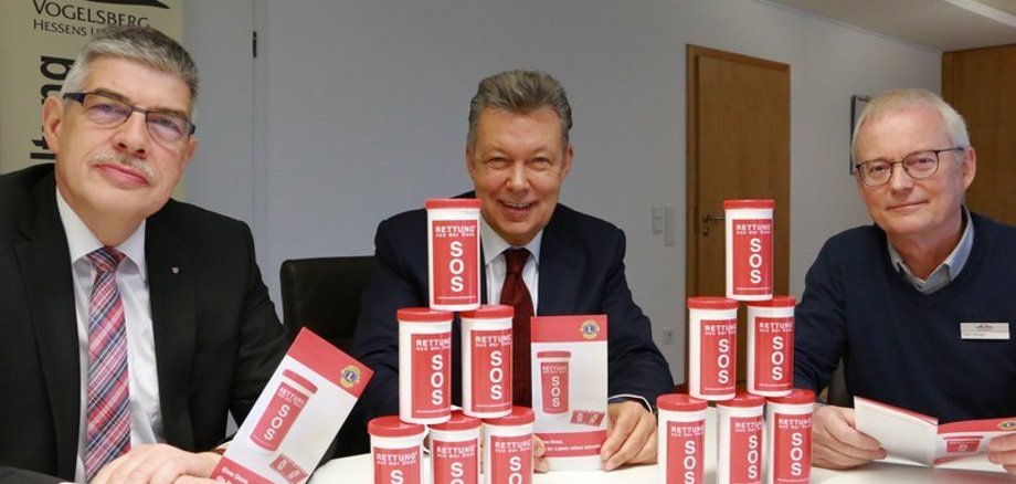 Landrat Manfred Görig, Günter Sedlak (Vorstandsvorsitzender der Sparkasse Oberhessen) und Hans Dieter Herget (Sachgebietsleiter im Amt für Soziale Dienste) präsentieren die SOS-Dose – die Sparkasse hat noch einmal 500 Dosen gesponsert, die bei der Kreisverwaltung erhältlich sind.