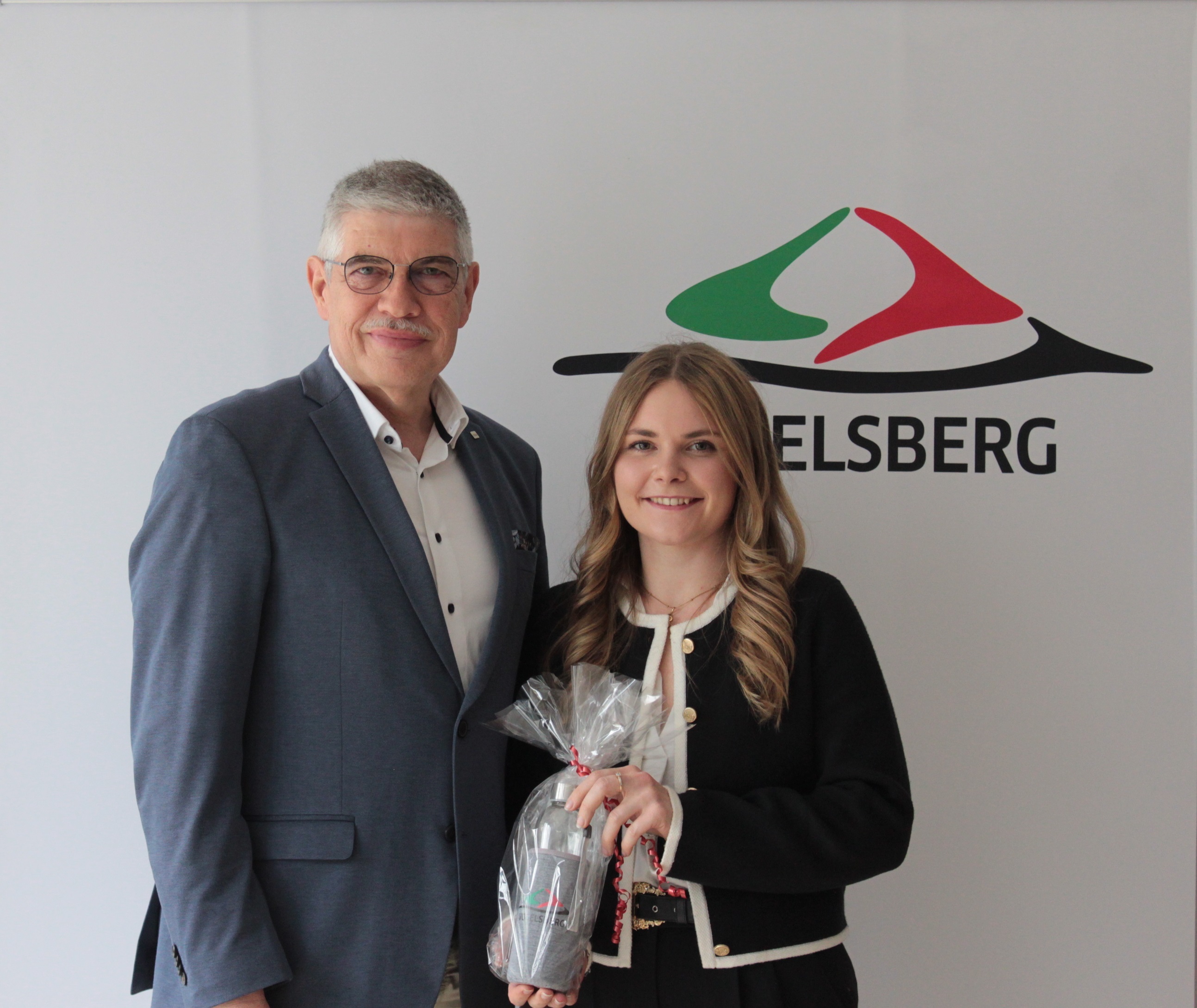 Mit einer Gesamtnote von 1,7 hat Sophia Louise Zulauf ihr BASS-Studium abschlossen, „damit steht Ihnen in der Kreisverwaltung des Vogelsbergkreises alles offen“, betont Landrat Manfred Görig, der zum gelungenen Studienabschluss gratuliert. 