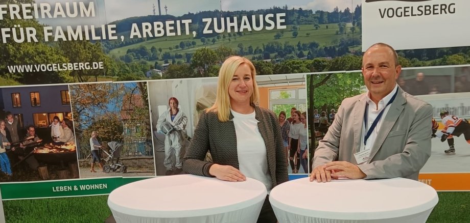 Katharina Barth und Matthias Steckenreuter vom Existenzgründungs-Beratungsteam des Vogelsbergkreises zeigen sich nach  dem Besuch der Gründungsmesse Mittelhessen zufrieden.