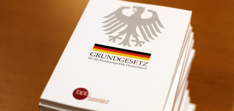 Ein Stapel mit Grundgesetzen auf einem Tisch.