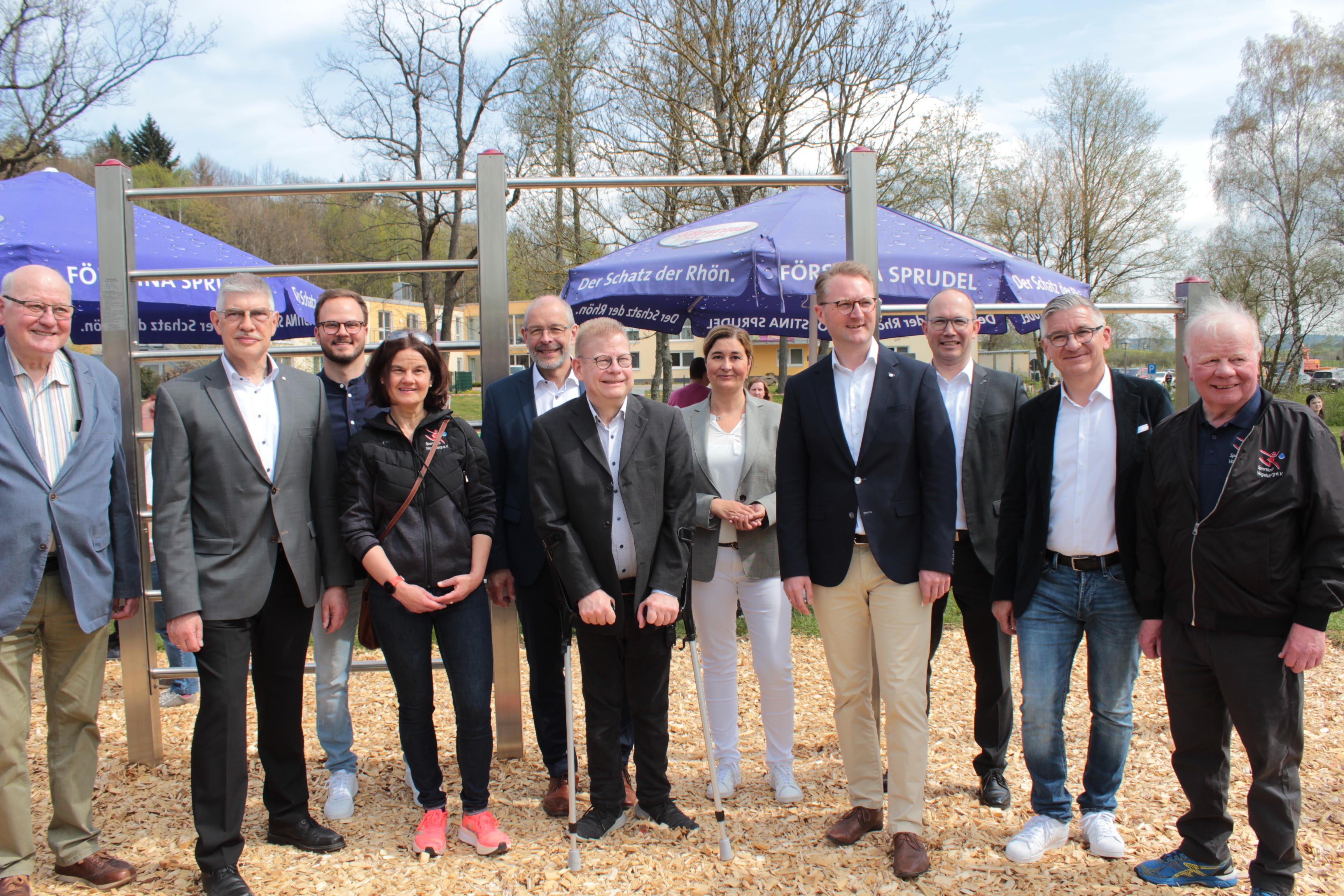 Zufriedene Gesichter bei den Ehrengästen (von links): Kurt Wiegel, Beauftragter für Inklusion, Landrat Manfred Görig, Sportkoordinator Dominic Günther, Astrid Staubach, 2. Vorsitzende des Sportkreises, Bürgermeister Bernhard Ziegler, Hans-Jürgen Röhr, Kommunaler Behindertenbeauftragter, Katja Diehl, Vorstandsvorsitzende von Kompass Leben, Erster Kreisbeigeordneter Dr. Jens Mischak, Stefan Ruhl, Prokurist der Volksbank Lauterbach-Schlitz, Frank Dehnke, Vorstandsvorsitzender der Sparkasse Oberhessen, und Werner Eifert, Vorsitzender des Sportkreises. 