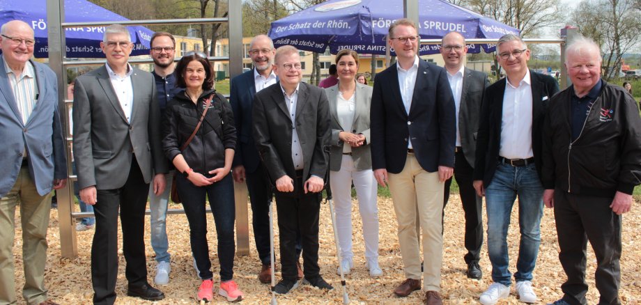 Zufriedene Gesichter bei den Ehrengästen (von links): Kurt Wiegel, Beauftragter für Inklusion, Landrat Manfred Görig, Sportkoordinator Dominic Günther, Astrid Staubach, 2. Vorsitzende des Sportkreises, Bürgermeister Bernhard Ziegler, Hans-Jürgen Röhr, Kommunaler Behindertenbeauftragter, Katja Diehl, Vorstandsvorsitzende von Kompass Leben, Erster Kreisbeigeordneter Dr. Jens Mischak, Stefan Ruhl, Prokurist der Volksbank Lauterbach-Schlitz, Frank Dehnke, Vorstandsvorsitzender der Sparkasse Oberhessen, und Werner Eifert, Vorsitzender des Sportkreises. 
