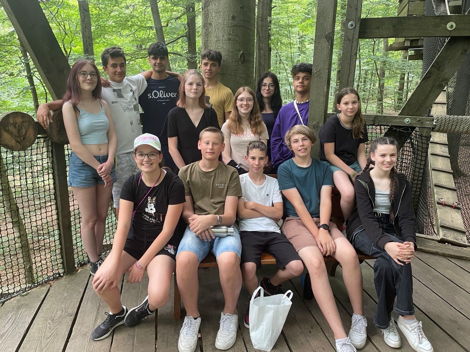 Die Abgeordneten des frischgewählten 15. KJP haben sich zum Gruppenbild aufgestellt. Mit dabei waren Lara Allendorf (hinten von links), (Alsfeld), Armin Salavati (Schotten), Ali Gül (Homberg), Lana Meß (Kirtorf),  Moritz Lang (Schotten), Selin Volp (Ulrichstein), Johanna Faubel (Romrod), Leonardo Lopes Jilg (Mücke). In der vorderen Reihe sitzend: Linnea Grün (von links) (Homberg), Christian Hardt (Lauterbach), Noah Fast (Wartenberg), Moritz Keller (Mücke), Esther Arnold (Alsfeld) und Zoe Güttler (Feldatal).