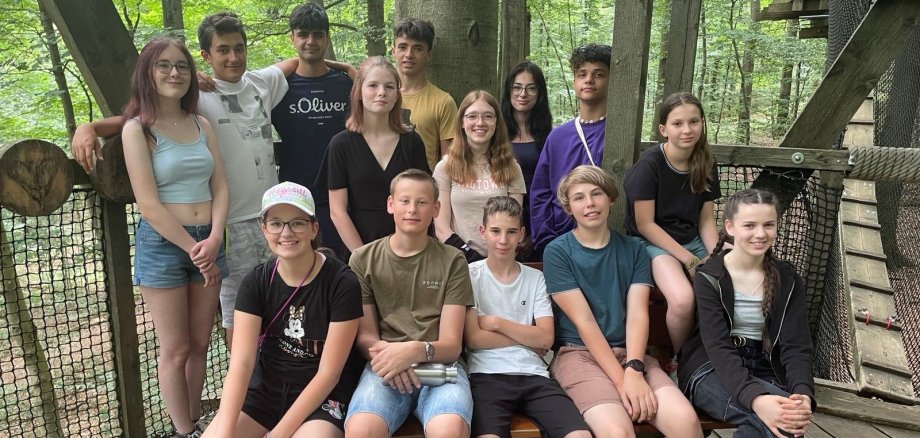Die Abgeordneten des frischgewählten 15. KJP haben sich zum Gruppenbild aufgestellt. Mit dabei waren Lara Allendorf (hinten von links), (Alsfeld), Armin Salavati (Schotten), Ali Gül (Homberg), Lana Meß (Kirtorf),  Moritz Lang (Schotten), Selin Volp (Ulrichstein), Johanna Faubel (Romrod), Leonardo Lopes Jilg (Mücke). In der vorderen Reihe sitzend: Linnea Grün (von links) (Homberg), Christian Hardt (Lauterbach), Noah Fast (Wartenberg), Moritz Keller (Mücke), Esther Arnold (Alsfeld) und Zoe Güttler (Feldatal).