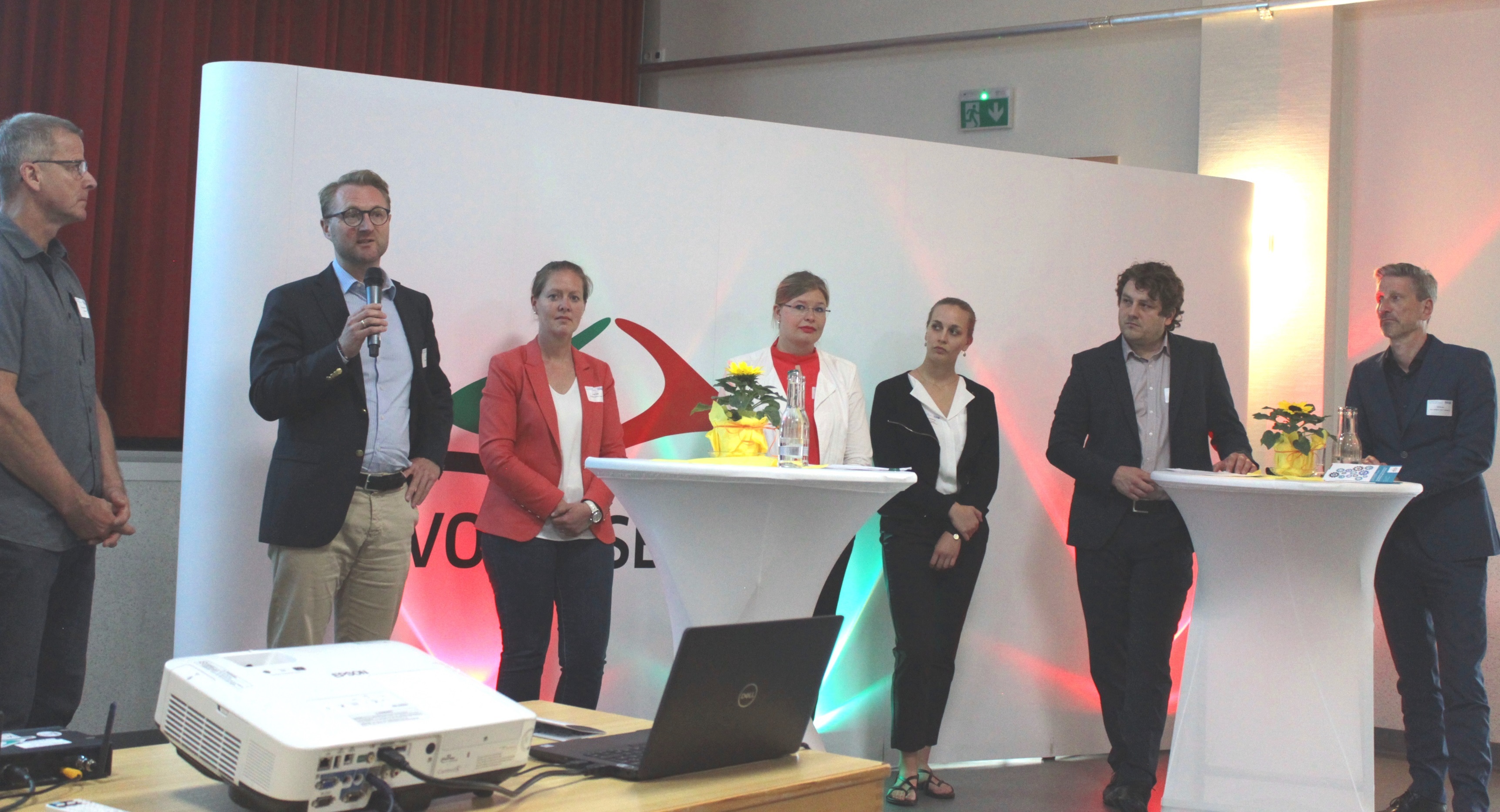 „Es sind sehr interessante Impulse, die heute Abend gegeben wurden“, sagt Gesundheitsdezernent Dr. Jens Mischak (Zweiter von links) nach der Gesprächsrunde mit Apotheker Gunther Böttrich, Antje Gade vom Pflegequalifizierungszentrum Hessen, Caroline Wiedemann und Louise Schöbinger, St. Josefs-Hospital Rheingau, Moderator Christian Lips und MVZ-Geschäftsführer Ulf Werner (von links).