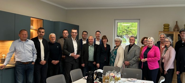 Inoffizielle Einweihung mit Ministerin Heike Hofmann (Neunte von links, Erstem Kreisbeigeordneten Patrick Krug (Fünfter von links), Vertretern des Hauses am Kirschberg und des Trägervereins, aus der Politik und dem Amt für Soziales und Ausländerrecht.