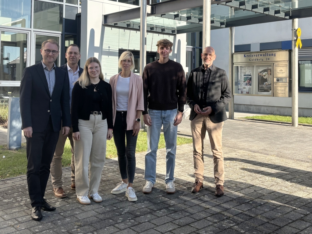 Landrat und Personaldezernent Dr. Jens Mischak (links) begrüßt gemeinsam mit Haupt- und Personalamtsleiter Ulrich Schäfer (rechts) und Jugendamtsleiter Christian Kornmann (von links) die neuen Kolleginnen und den Kollegen: Sophie Kaltenschnee, Janine Schrimpf und Elias Pfeiffer beginnen ein duales Bachelorstudium beim Vogelsbergkreis.