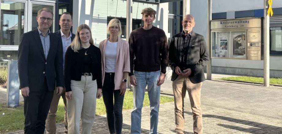 Landrat und Personaldezernent Dr. Jens Mischak (links) begrüßt gemeinsam mit Haupt- und Personalamtsleiter Ulrich Schäfer (rechts) und Jugendamtsleiter Christian Kornmann (von links) die neuen Kolleginnen und den Kollegen: Sophie Kaltenschnee, Janine Schrimpf und Elias Pfeiffer beginnen ein duales Bachelorstudium beim Vogelsbergkreis.