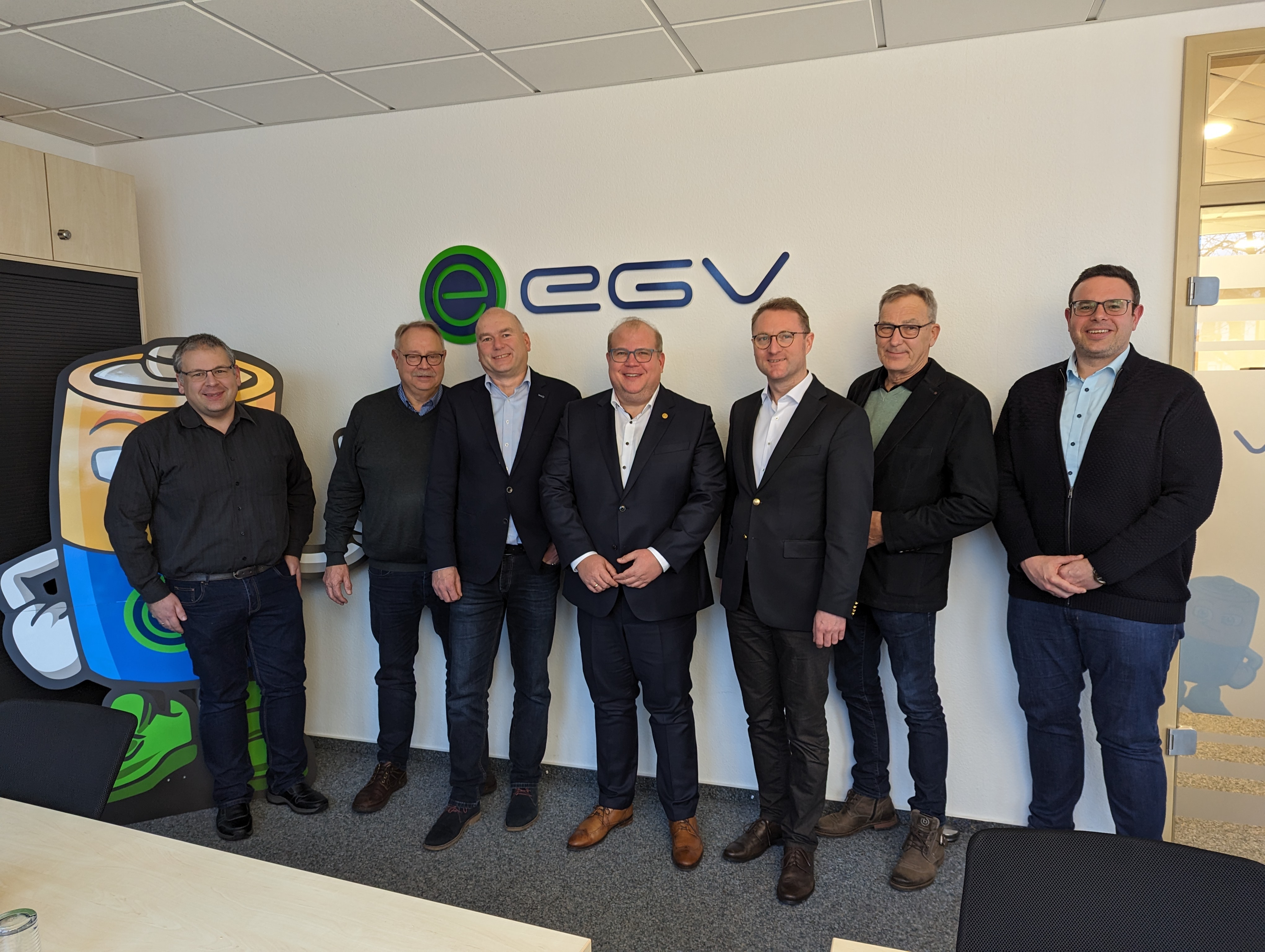 Dr. Jens Mischak (Dritter von rechts), Erster Kreisbeigeordneter und Stephan Paule, Bürgermeister der Stadt Alsfeld, gemeinsam mit (von rechts) Björn Köhler, EGV, den Vorstandsmitgliedern Norbert Reinhardt und Udo Pfeffer sowie Günter Mest, geschäftsführender Vorstand, und Wolfram Mohr, EGV. 