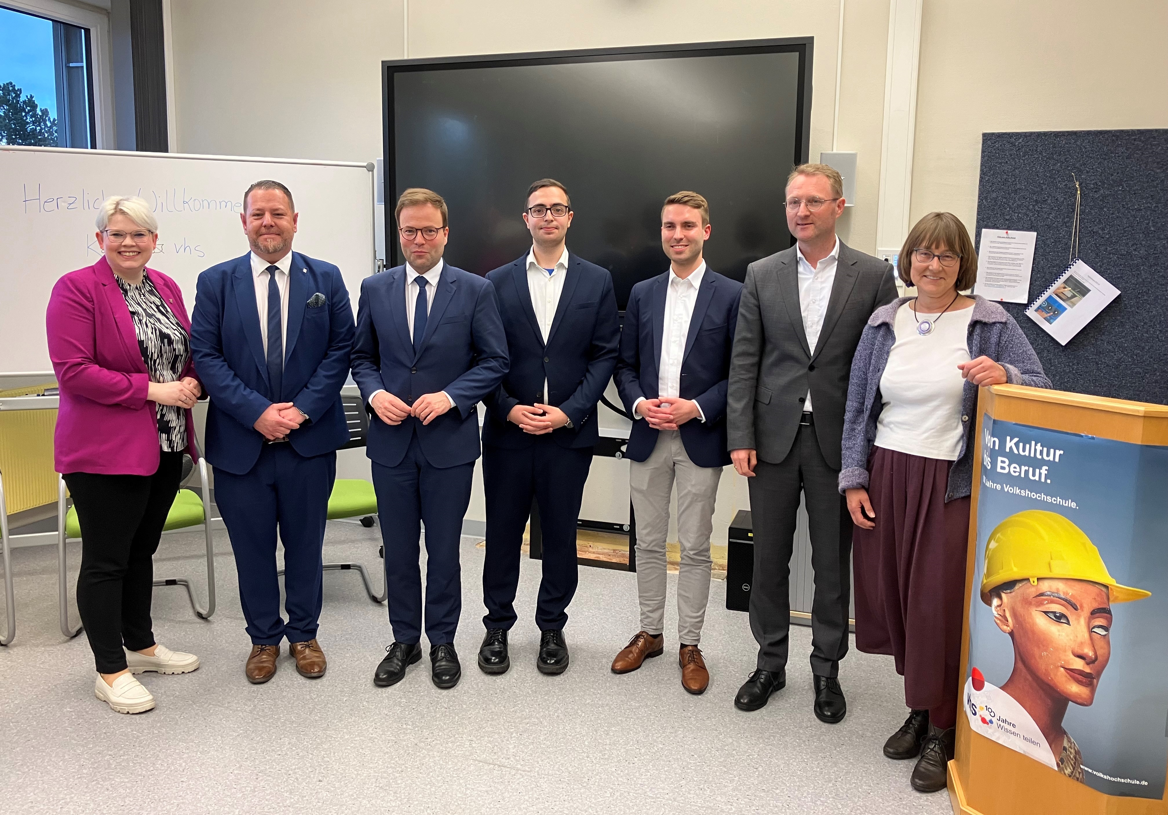 Erster Kreisbeigeordneter Dr. Jens Mischak (Zweiter von rechts), Landtagsabgeordnete Jennifer Gießler, Unternehmer Martin Giese, Prof. Dr. Sven Simon, Mitglied des EU-Parlaments, David Savci, von der Konrad-Adenauer-Stiftung, Tim Peter, Referent zur Wettbewerbsfähigkeit Europas und die Leiterin der vhs des Vogelsbergkreises, Monika Schenker (von links) haben sich für ein Foto aufgestellt.