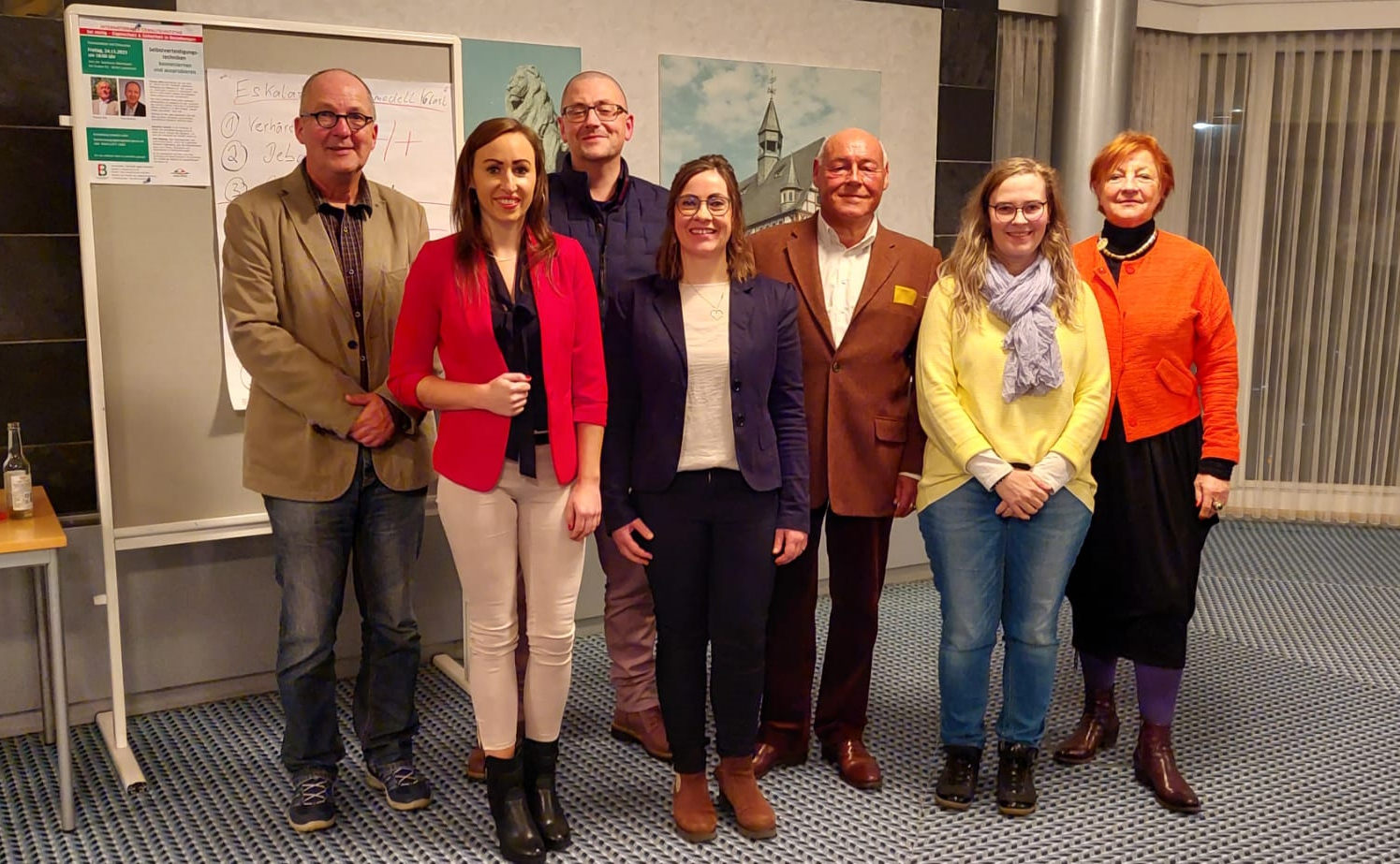 Freuen sich über einen gelungenen Themenabend im Rahmen des Internationalen Gewaltschutztages: Referent Fred Weißing, Klaudia Goerlich von der Fachstelle gegen häusliche Gewalt beim Vogelsbergkreis,  Bastian Heck, Leiter des Sachgebiets Soziale Dienste beim Vogelsbergkreis, Kathleen Witte, ebenfalls von der Fachstelle, Referent Thomas Bült, Sandra Obenhack vom Familienbündnis sowie Elisabeth Hillebrand,  Beauftragte für Integration und Gleichstellung des Vogelsbergkreises (von links).  