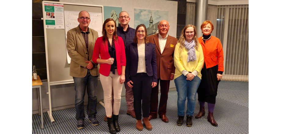 Freuen sich über einen gelungenen Themenabend im Rahmen des Internationalen Gewaltschutztages: Referent Fred Weißing, Klaudia Goerlich von der Fachstelle gegen häusliche Gewalt beim Vogelsbergkreis,  Bastian Heck, Leiter des Sachgebiets Soziale Dienste beim Vogelsbergkreis, Kathleen Witte, ebenfalls von der Fachstelle, Referent Thomas Bült, Sandra Obenhack vom Familienbündnis sowie Elisabeth Hillebrand,  Beauftragte für Integration und Gleichstellung des Vogelsbergkreises (von links).  