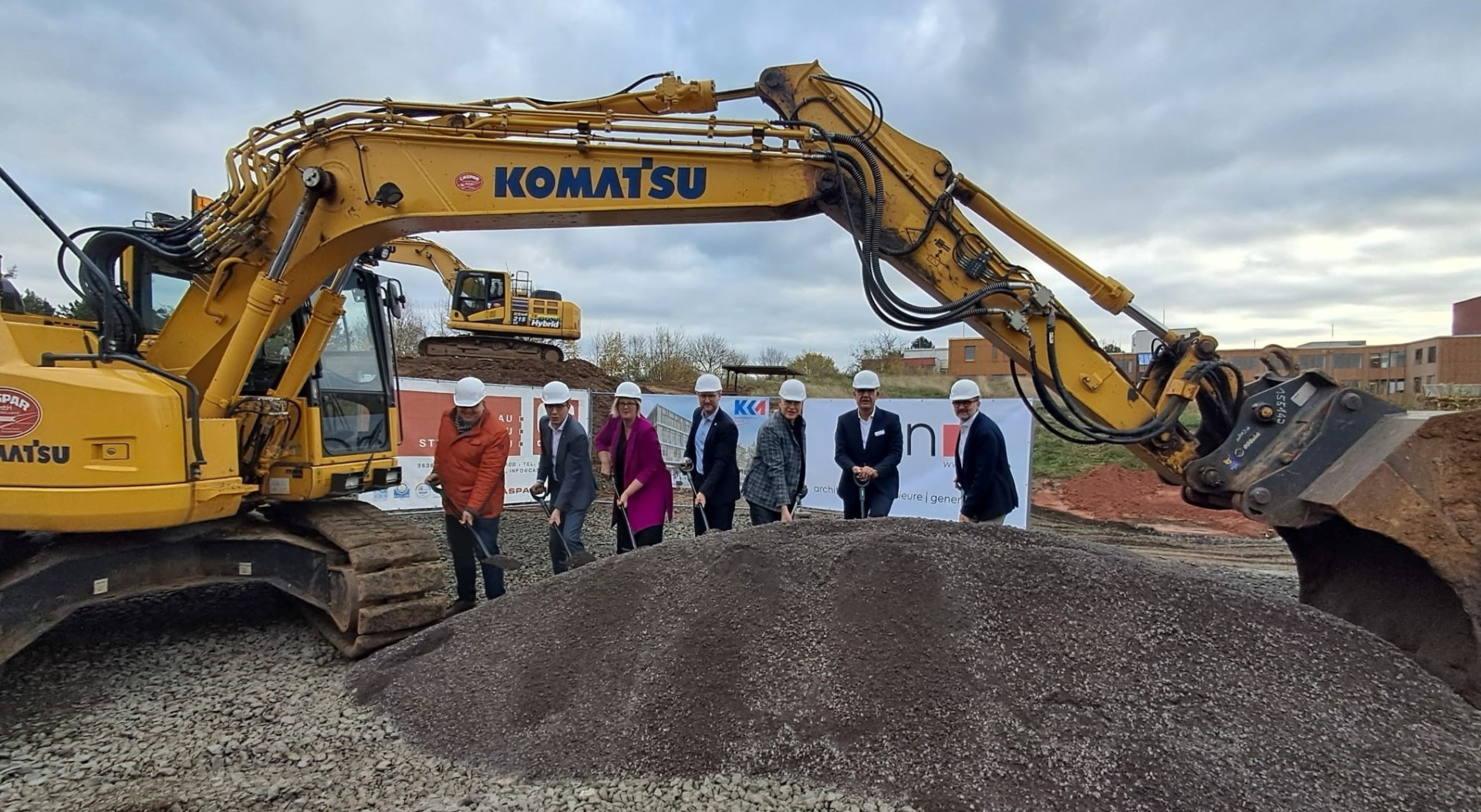 Ein bedeutender Tag für den Vogelsbergkreis: Mit dem symbolischen ersten Spatenstich gaben Landrat Dr. Jens Mischak (Mitte) und Alsfelds Bürgermeister Stephan Paule, Erster Kreisbeigeordneter Patrick Krug, Staatssekretärin Dr. Sonja Optendrenk, Landrat a. D. Manfred Görig, Krankenhaus-Geschäftsführer Volker Röhrig und Architekt Thomas Rettig (von links) am Dienstag der Startschuss für den Neubau des Kreiskrankenhauses in Alsfeld.