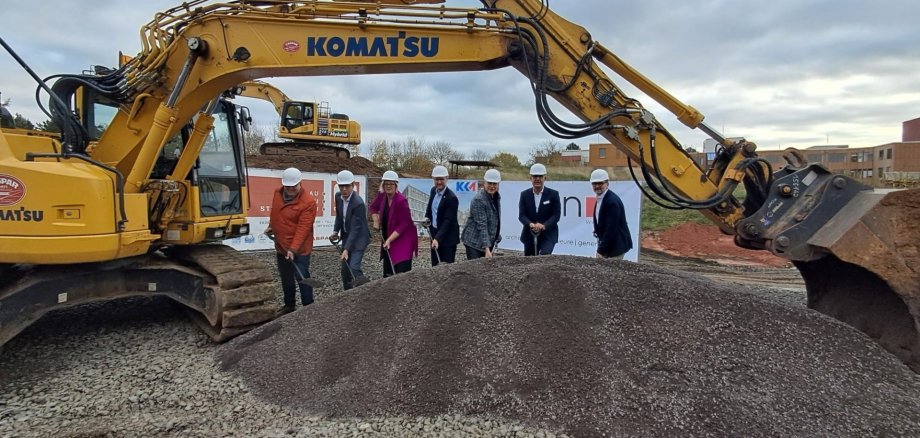 Ein bedeutender Tag für den Vogelsbergkreis: Mit dem symbolischen ersten Spatenstich gaben Landrat Dr. Jens Mischak (Mitte) und Alsfelds Bürgermeister Stephan Paule, Erster Kreisbeigeordneter Patrick Krug, Staatssekretärin Dr. Sonja Optendrenk, Landrat a. D. Manfred Görig, Krankenhaus-Geschäftsführer Volker Röhrig und Architekt Thomas Rettig (von links) am Dienstag der Startschuss für den Neubau des Kreiskrankenhauses in Alsfeld.