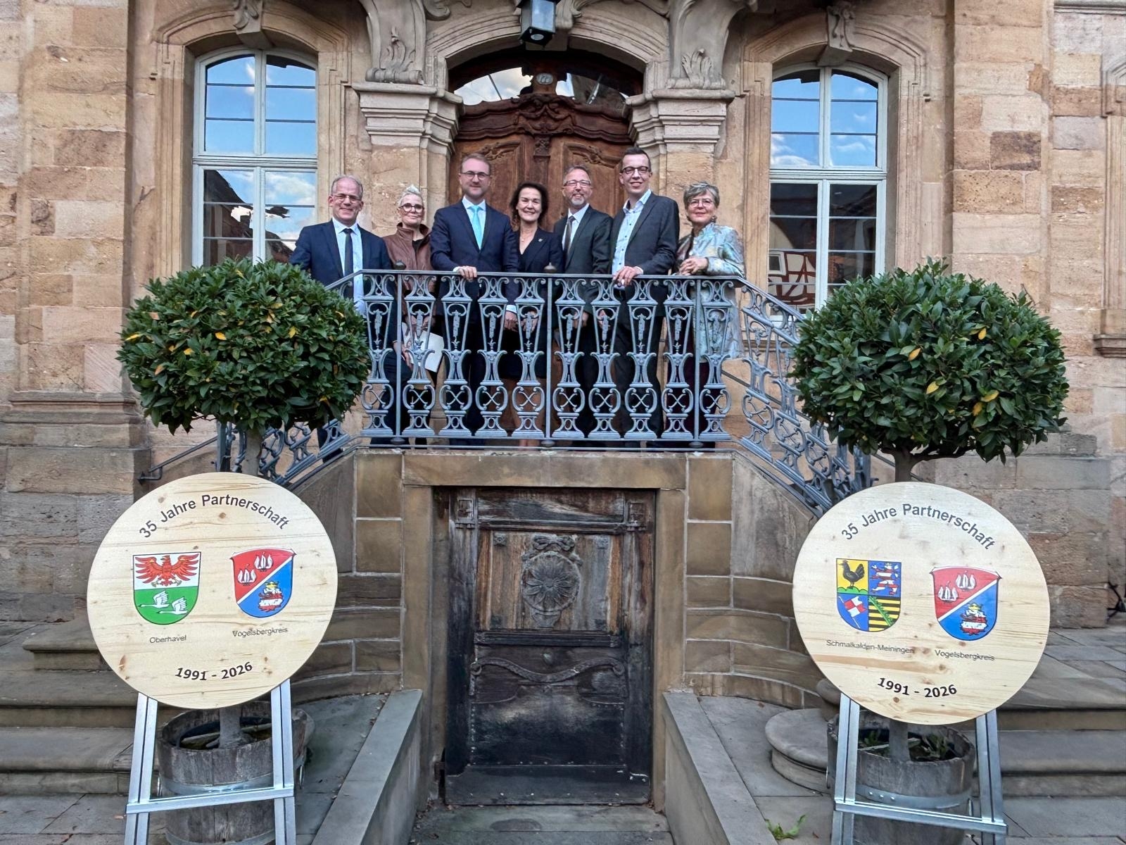Feiern 35 Jahre Partnerschaft: Holger Mittelstädt (Dezernent für Bildung, Kultur und Sport im Landkreis Oberhavel), Birgit Tornow-Wendland (Kreistagsvorsitzende Oberhavel), Landrat Dr. Jens Mischak, Peggy Greiser, Landrätin im Kreis Schmalkalden-Meiningen, Alexander Tönnies, Landrat im Kreis Oberhavel, Erster Kreisbeigeordneter Patrick Krug und Kreistagsvorsitzende Dr. Birgit Richtberg (von links).