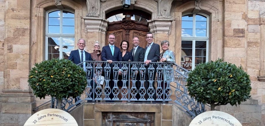 Feiern 35 Jahre Partnerschaft: Holger Mittelstädt (Dezernent für Bildung, Kultur und Sport im Landkreis Oberhavel), Birgit Tornow-Wendland (Kreistagsvorsitzende Oberhavel), Landrat Dr. Jens Mischak, Peggy Greiser, Landrätin im Kreis Schmalkalden-Meiningen, Alexander Tönnies, Landrat im Kreis Oberhavel, Erster Kreisbeigeordneter Patrick Krug und Kreistagsvorsitzende Dr. Birgit Richtberg (von links).