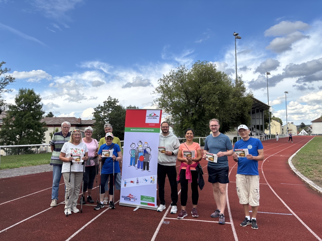 Offizieller Startschuss in Lauterbach: Landrat Dr. Jens Mischak (zweiter von rechts), läuft gemeinsam mit Bewegungskoordinator Dominic Günther (vierter von rechts), Martin Meffert (rechts), Abteilungsleiter Leichtathletik beim TV Lauterbach, und Mitgliederinnen und Mitgliedern des TVL die ersten Kilometer.