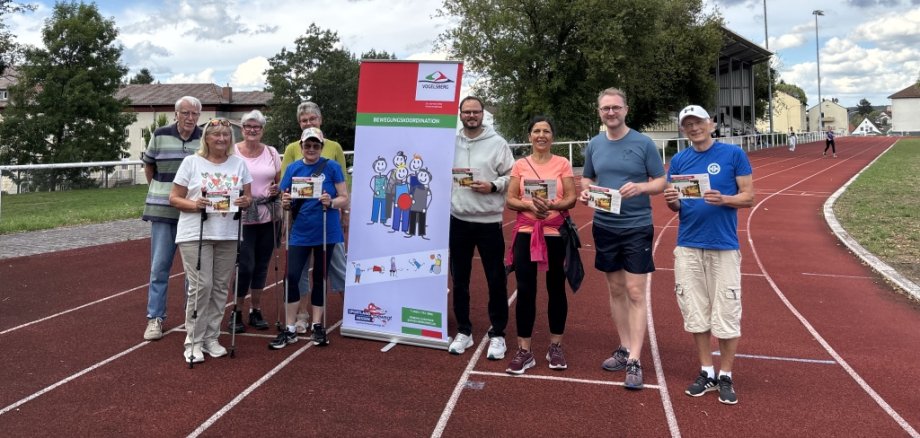 Offizieller Startschuss in Lauterbach: Landrat Dr. Jens Mischak (zweiter von rechts), läuft gemeinsam mit Bewegungskoordinator Dominic Günther (vierter von rechts), Martin Meffert (rechts), Abteilungsleiter Leichtathletik beim TV Lauterbach, und Mitgliederinnen und Mitgliedern des TVL die ersten Kilometer.
