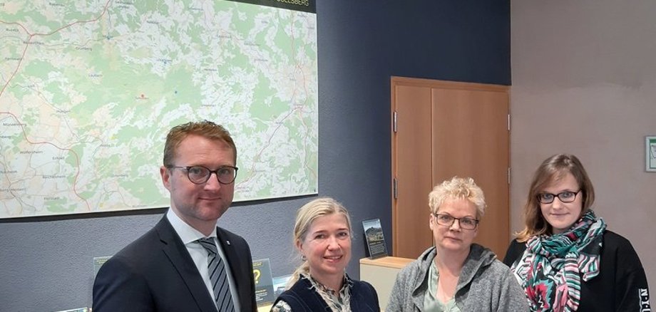 Neues Jahr, neuer Veranstaltungskalender! Erster Kreisbeigeordneter Dr. Jens Mischak, Susanne Schaab (Bürgermeisterin von Schotten), Ellen Glebe (Naturpark) und Christina Plass (Geopark) (v. l.) stellen im Vulkaneum Schotten den Kalender 2019 vor. 