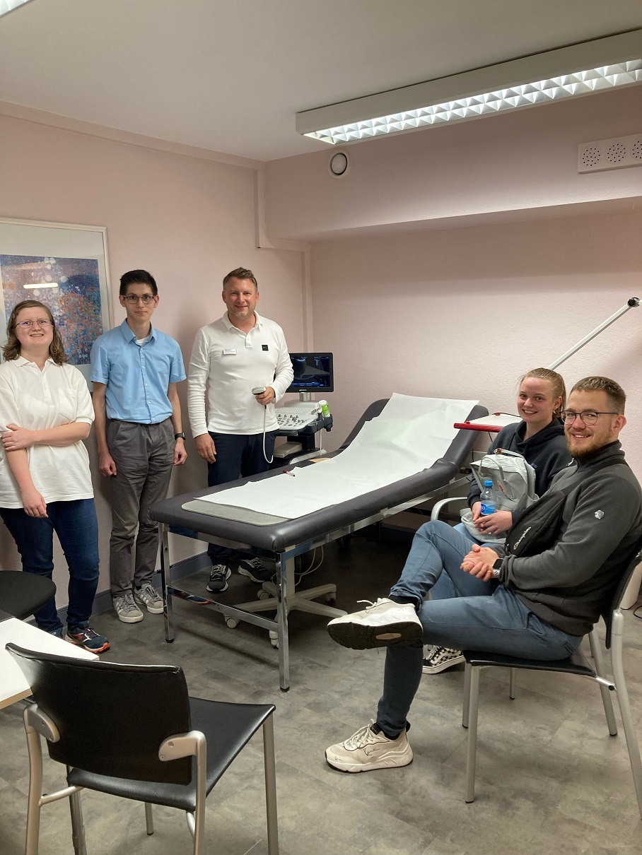 Der Medizinnachwuchs gemeinsam mit Dr. Thomas Mai (Mitte), der ihnen in seiner Praxis einen ersten Einblick ins Sonografieren ermöglichte. Julia Hönig, Tobias Cimiotti, Sophia Wilke und Sebastian Kunkel erhielten in Vogelsberger Hausarztpraxen einen attraktiven Einblick in den Alltag.