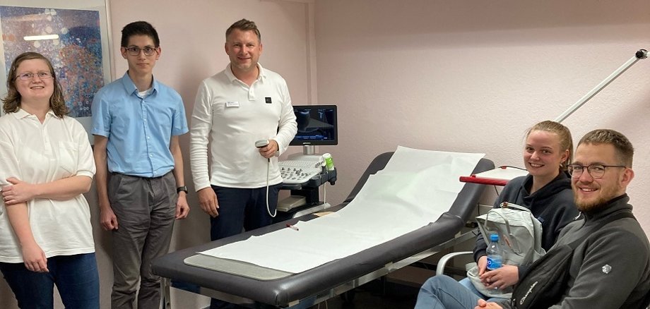Der Medizinnachwuchs gemeinsam mit Dr. Thomas Mai (Mitte), der ihnen in seiner Praxis einen ersten Einblick ins Sonografieren ermöglichte. Julia Hönig, Tobias Cimiotti, Sophia Wilke und Sebastian Kunkel erhielten in Vogelsberger Hausarztpraxen einen attraktiven Einblick in den Alltag.