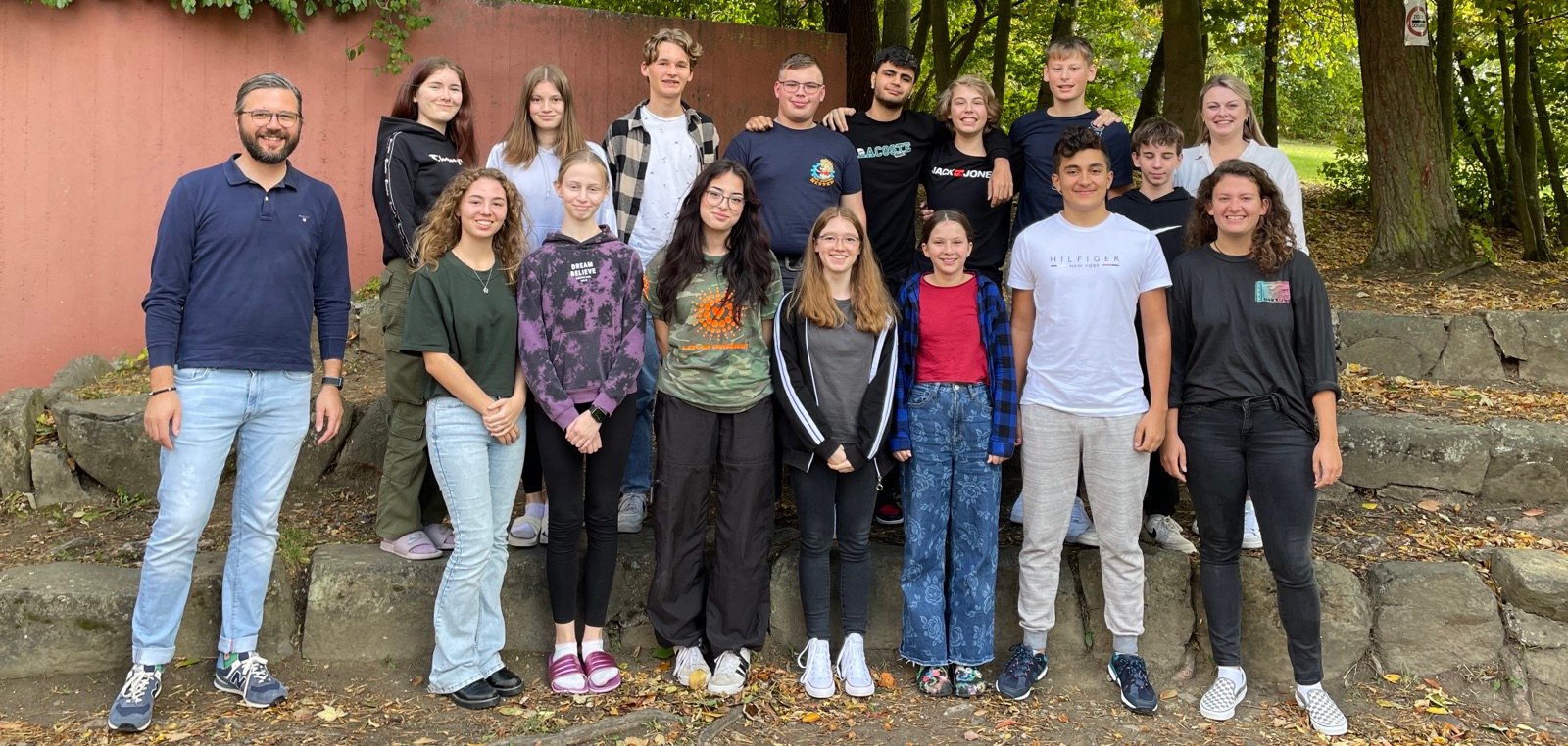 Die Abgeordneten des 15. Kreisjugendparlaments mit dem Referenten Florian Sauermann (links) sowie Laura Tkotz (vorne rechts) und Angelina Kuhl (zweite Reihe, rechts) aus dem Sachgebiet Jugendarbeit / Jugendbildung / Demokratieförderung des Vogelsbergkreises, auf ihrem Wochenendseminar in der Jugendherberge Lauterbach. 