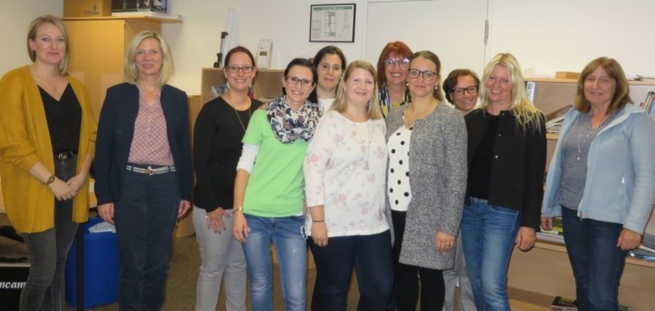 Freude über sieben neue Tagesmütter (v. l.): Annemarie Junk und Tabitha Lenz (Fachstelle Kindertagespflege am Jugendamt), Nadine Kölsch (Alsfeld-Lingelbach), Jessica Lips (Schotten), Ana Alexandra Martins Coimbra (Alsfeld), Denise Müller (Schotten), Karin Glitsch (Lauterbach), Saskia Herr (Lauterbach), Karin Gröger (stellv. Amtsleiterin VHS Vogelsbergkreis), Gabriele Kiesewalter (Schlitz-Sandlofs), Christiane Becker-Ott (Referentin der Grundqualifikation).