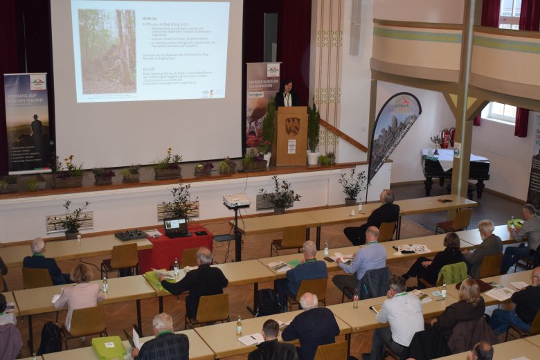 Petra Schwing-Döring, Geschäftsführerin der Vulkanregion Vogelsberg Tourismus GmbH, setzte mit ihrem Kick-Off-Vortrag den Startschuss für das Tagungsprogramm am Freitag in Schotten.