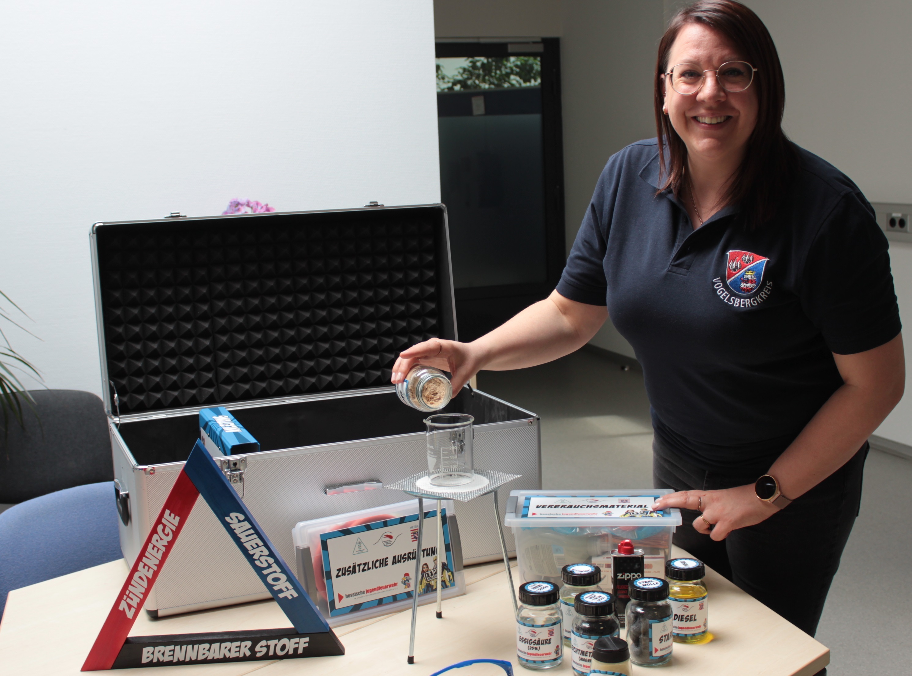 Es gibt noch nicht einmal 20 Feuerwehrleute in ganz Deutschland, die den Kreisausbilder-Grundlagenlehrgang „Brandschutzerziehung und –aufklärung“ absolviert haben. Eine davon ist Heidi Schmidt aus Altenschlirf, die als Brandschutzkoordinatorin beim Amt für Gefahrenabwehr des Vogelsbergkreises beschäftigt ist. 